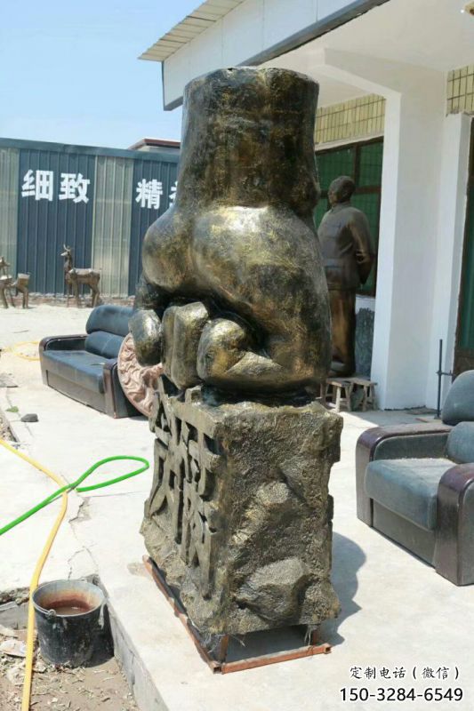 握拳雕塑制造，中式工艺，玻璃钢仿铜握拳雕塑厂家