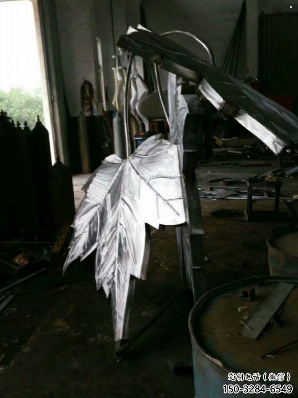 枫叶雕塑供应，花园小品，不锈钢仿真枫叶雕塑厂家