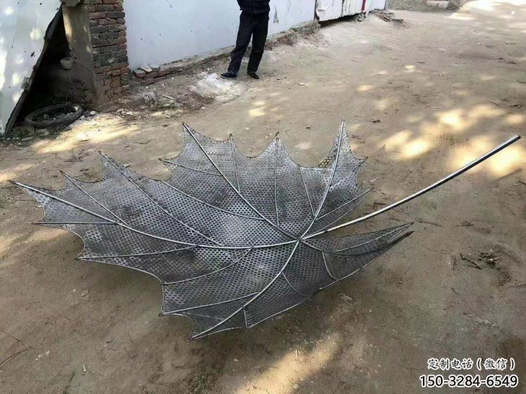 镂空枫叶雕塑供需，彩钢制作，大型铁艺枫叶雕塑公司