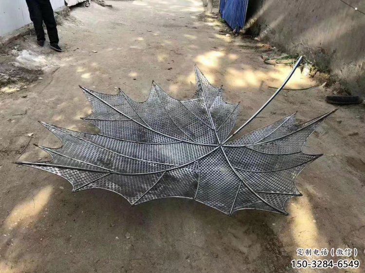 镂空枫叶雕塑选用，小区摆件，大型铁艺枫叶雕塑公司
