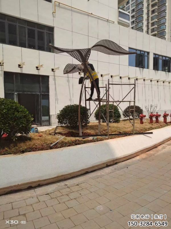 金属树叶雕塑厂家，街头艺术，彩绘仿真树叶雕塑制造商