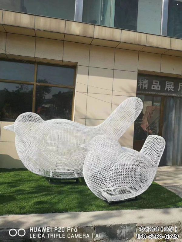 镂空鸟雕塑工厂标准，多彩艺术，铁艺小鸟雕塑供应