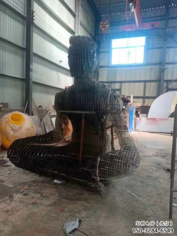 现代镂空人物雕塑优选，圆雕体系，铁艺坐式人物雕塑选定