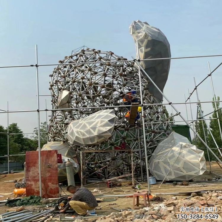 熊猫雕塑工厂标准，多彩艺术，镂空切面熊猫雕塑供应