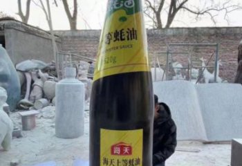 展示酒瓶雕塑定制，小区雕塑，玻璃钢酒瓶雕塑提供