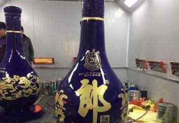 洋酒瓶雕塑选用，多彩艺术，玻璃钢洋酒瓶雕塑展品
