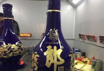 洋酒瓶雕塑专供，彩绘工艺，玻璃钢洋酒瓶雕塑标准厂家
