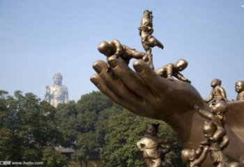 小孩雕塑精选，彩钢制作，户外手托小孩雕塑厂家
