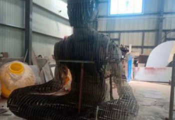 现代镂空人物雕塑优选，圆雕体系，铁艺坐式人物雕塑选定