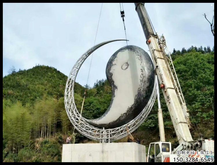 大型月亮雕塑，镀铜景观雕塑，镜面工艺