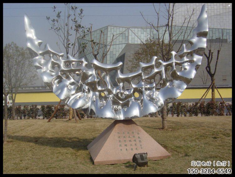操场月亮船雕塑，镂空景观雕塑，喷砂制造