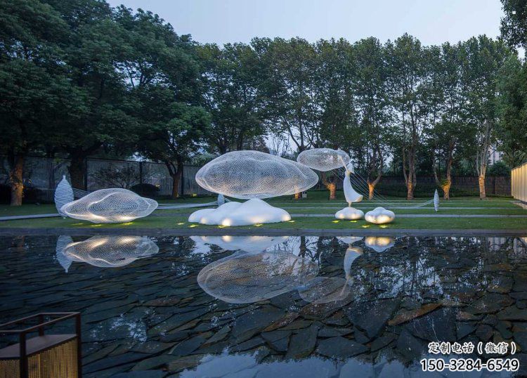 云朵雕塑供应，花园小品，户外镂空云朵雕塑展品