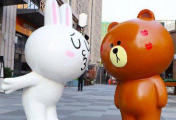 巴音郭楞步行街布朗熊雕塑，玻璃钢动物雕塑，卡通方式
