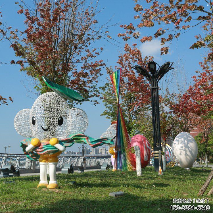 双桥户外镂空卡通雕塑供应，花园小品，铁艺卡通雕塑展品